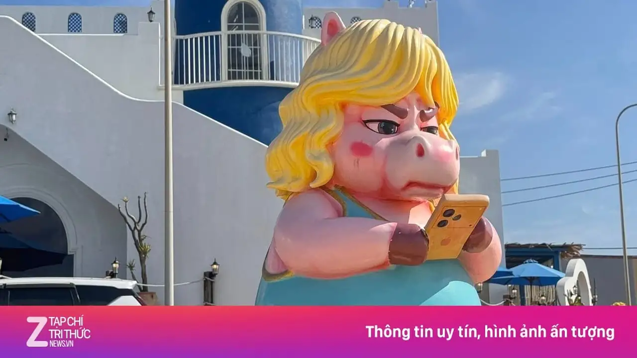 تجولت تميمة الحصان ذات الوجه العابس، والتي كانت تحمل هاتف آيفون 17، على ضفاف شاطئ نهون لي.